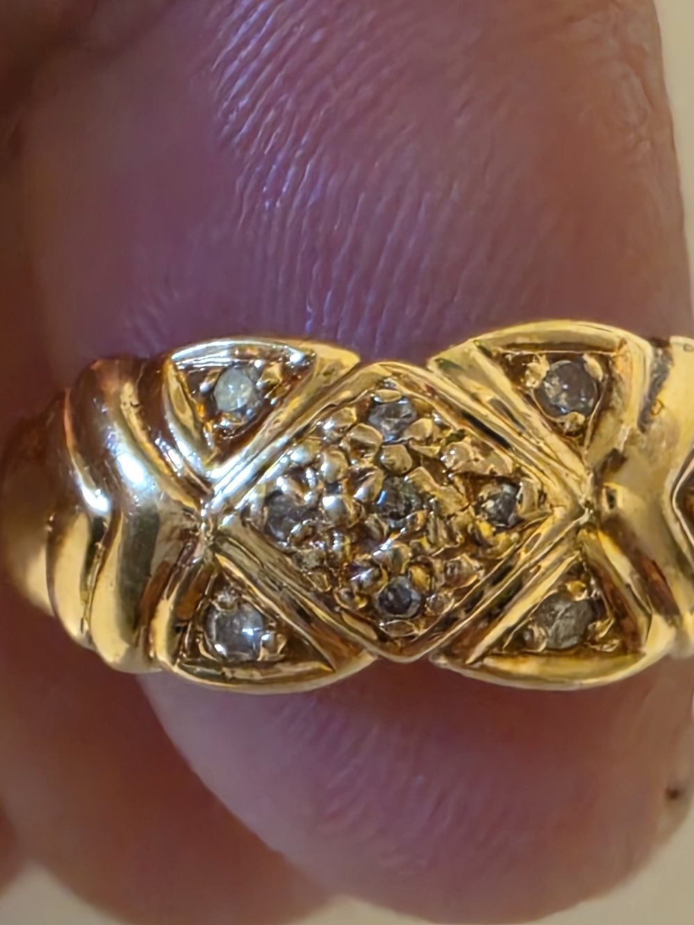 18K yellow gold diamond band ring in size 6, 4g.